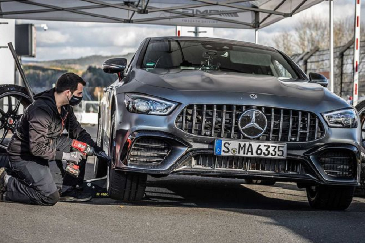 Siêu xe Mercedes-AMG GT 63 S của Đức đã hoàn thành 20,6 km (đường đua cũ) tại Nurburgring trong 7 phút 23,009 giây, và mất 7 phút 27,8 giây đối với đường đua đầy đủ hơn - 20,832 km. Những con số này đều nhỉnh hơn so với Panamera Turbo S 2021 (7 phút 25,04 giây và 7 phút 29,81 giây tương ứng).