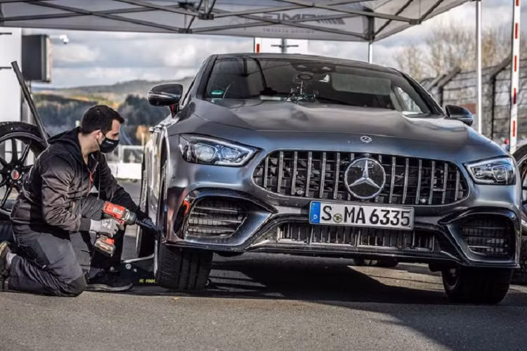 Siêu xe Mercedes-AMG GT 63 S của Đức đã hoàn thành 20,6 km (đường đua cũ) tại Nurburgring trong 7 phút 23,009 giây, và mất 7 phút 27,8 giây đối với đường đua đầy đủ hơn - 20,832 km. Những con số này đều nhỉnh hơn so với Panamera Turbo S 2021 (7 phút 25,04 giây và 7 phút 29,81 giây tương ứng).