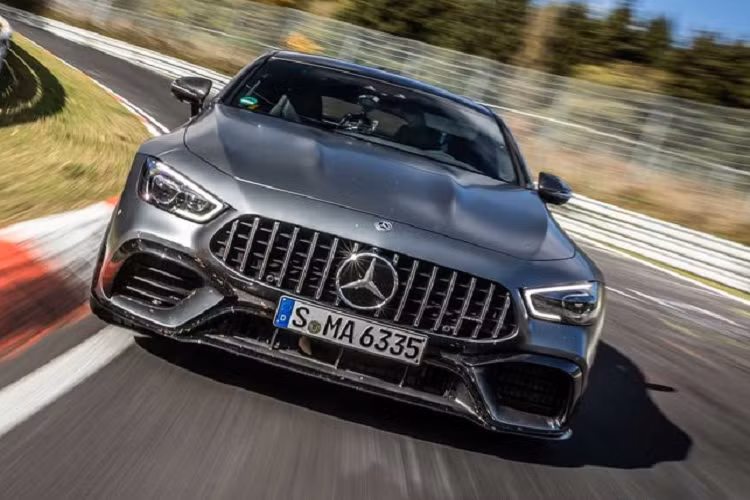 Mặt khác, chiếc xe vừa lập kỷ lục đã được trang bị gói tùy chọn AMG Aerodynamics Package để tăng cường sự ổn định cho xe ở tốc độ cao, đi kèm còn có bộ lốp Michelin Pilot Sport Cup 2 cùng ghế xô và dây đai an toàn 4 điểm để tăng thêm mức độ an toàn cho xe.