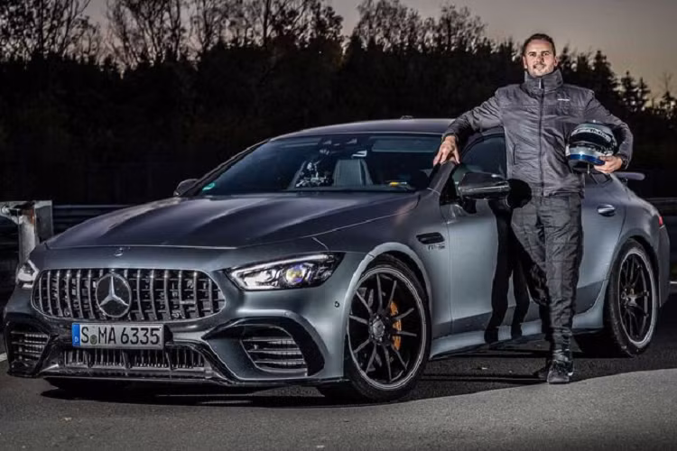 Sở dĩ có hai cách tính như vậy là vì vào năm ngoái, trường đua Nurburgring đã thay đổi quy chế tính giờ hoàn thành một vòng đường đua. Cụ thể, sự thay đổi xảy ra ở khu vực T13, ngay vạch đích. Trước đây, các xe sẽ được tính giờ xuất phát từ cuối đoạn thẳng, nơi nối từ đường đua GP ra và kết thúc tại đầu đoạn thẳng, nơi các xe sẽ rẽ trái vào đường đua GP (theo kiểu bố trí toàn trường đua), chừa lại quãng đường dài gần 300 mét nằm giữa khiến chiều dài đường đua là 20,6 km. 