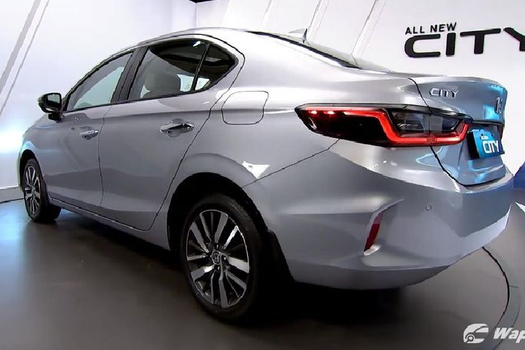 Trang bị an toàn trên bản này gồm có camera lùi, cảm biến sau, hệ thống cân bằng điện tử, ABS, EBD, cảnh báo áp suát lốp, hỗ trợ khởi hành ngang dốc, hỗ trợ đánh lái và 4 túi khí...