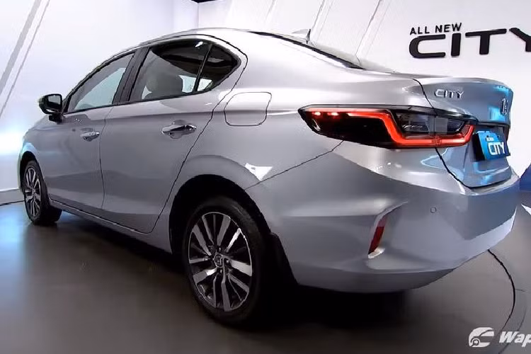 Trang bị an toàn trên bản này gồm có camera lùi, cảm biến sau, hệ thống cân bằng điện tử, ABS, EBD, cảnh báo áp suát lốp, hỗ trợ khởi hành ngang dốc, hỗ trợ đánh lái và 4 túi khí...