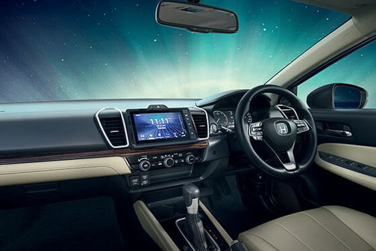 Đối với bản City VX, ngoài những trang bị như bản V sẽ được bổ sung thêm đèn pha tự động, mâm xe 16 inch, cửa sổ trời, hệ thống âm thanh 8 loa, màn hình kỹ thuật số cho cụm đồng hồ công-tơ-mét có kích thước 7 inch, vô-lăng và cần số bọc da và 6 túi khí.