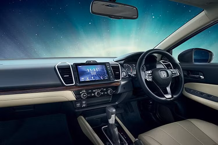 Đối với bản City VX, ngoài những trang bị như bản V sẽ được bổ sung thêm đèn pha tự động, mâm xe 16 inch, cửa sổ trời, hệ thống âm thanh 8 loa, màn hình kỹ thuật số cho cụm đồng hồ công-tơ-mét có kích thước 7 inch, vô-lăng và cần số bọc da và 6 túi khí.