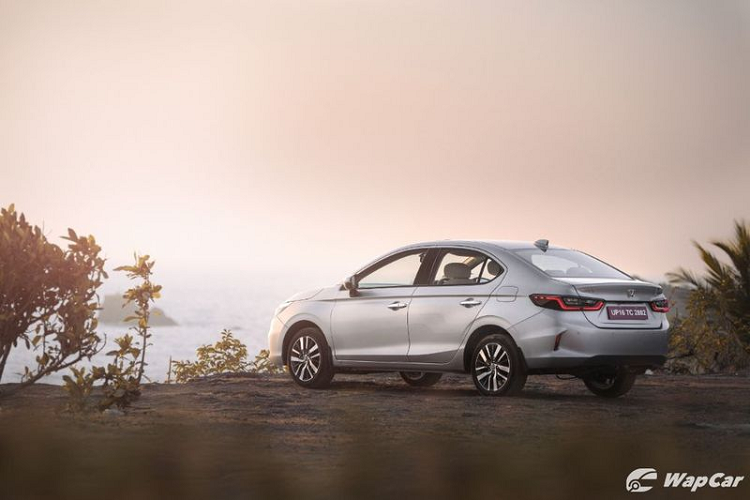 Về truyền động, Honda City 2020 giá rẻ tại Ấn Độ được trang bị 2 tuỳ chọn động cơ. Bao gồm động cơ xăng i-VTEC DOHC 4 xy-lanh 1.5L, sản sinh công suất 121 mã lực và 145 Nm mô-men xoắn cực đại. Tiếp tới là động cơ dầi i-DTEC tăng áp, sản sinh công suất tối đa 100 mã lực và 200 Nm mô-men xoắn cực đại. Đi kèm với đó là tuỳ chọn hộp số sàn 6 cấp hoặc hộp số tự động CVT.