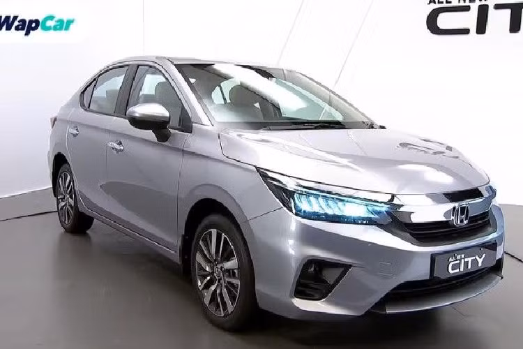 Honda Motors mới đây vừa chính thức vén màn mẫu sedan hạng B - Honda City 2020 mới tại thị trường Ấn Độ với rất nhiều thay đổi đáng chú ý. Mẫu xe này sẽ được bán ra với 3 phiên bản, bao gồm bản V, VX và ZX kèm theo mức giá dao động từ 1.089.900 - 1.464.900 Rupee (khoảng 336 - 451 triệu đồng).