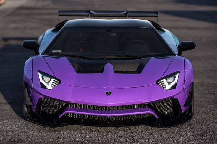 Trên chiếc Aventador sản xuất giới hạn này, RDBLA, đầu tiên đã trang bị một bộ kit cánh rộng (widebody kit) đến từ thương hiệu Liberty Walk. Bao gồm trong bộ trang bị này là bộ vòm bánh xe cỡ lớn cho phía trước và sau, một bộ cản trước thêm các cánh chia gió, các vây bên kiểu mới và cuối cùng là tấm mui xe được sửa đổi.