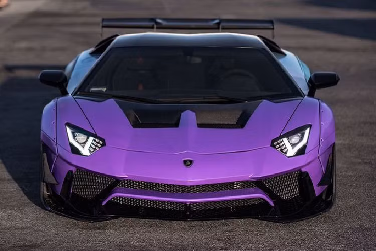 Trên chiếc Aventador sản xuất giới hạn này, RDBLA, đầu tiên đã trang bị một bộ kit cánh rộng (widebody kit) đến từ thương hiệu Liberty Walk. Bao gồm trong bộ trang bị này là bộ vòm bánh xe cỡ lớn cho phía trước và sau, một bộ cản trước thêm các cánh chia gió, các vây bên kiểu mới và cuối cùng là tấm mui xe được sửa đổi.