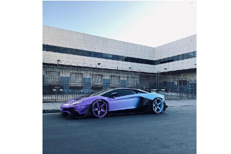 Tiếp theo, điểm ấn tượng còn thuộc về lớp áo ngoại thất khi chiếc xe được bọc với hai tone màu tím và xanh dương nhạt, được sơn lên phần thân xe và cả bộ vành mới cứng này. Cụ thể hơn, nắp capo và khu vực mặt trước của Aventador SV của Chris Brown được bọc lớp màu tím trong khi nửa sau xuất hiện cùng sắc xanh da trời.