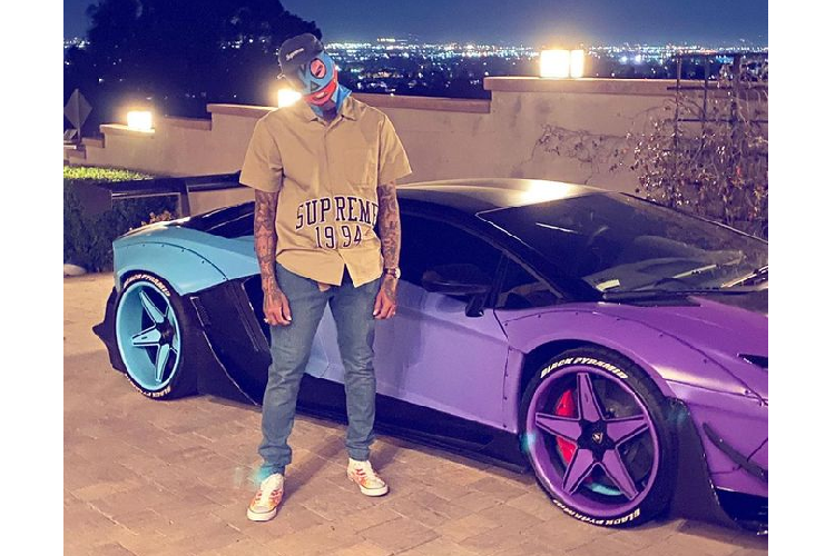 Kể cả khi đã từng bọc màu vàng crom và trang bị hẳn bộ mâm mới cho chiếc Aventador SV hàng khủng trong quá khứ, Chris Brown vẫn cho thấy độ “chịu chơi” khi vừa mới trình làng bộ cánh mới cho mẫu xe này.