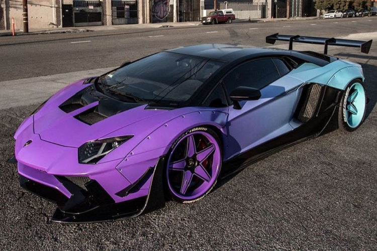 Trong nhiều năm trước đó, Brown đã sở hữu chiếc siêu xe Lamborghini Aventador SV với lớp sơn đỏ, nổi bật hẳn so với những chiếc siêu xe khác. Bên cạnh đó, anh chàng này cũng chứng tỏ sở thích kì lạ với nhiều pha độ xe đầy ấn tượng, trong đó bao gồm cả chiếc Lamborghini Huracan màu cầu vồng.