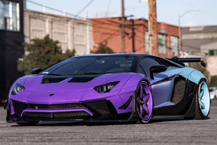 Ngoài ra, “siêu bò” nước Ý còn xuất hiện với bộ khuếch tán phía sau bằng sợi carbon và tấm cánh gió kích thước lớn đầy ấn tượng.