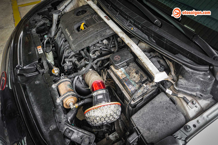 Để tăng cảm giác phấn khích khi lái xe, chủ nhân đã độ lại đường ống nạp EPMAN Sport Italy để tăng lượng khí vào buồng đốt, cảm biến chân ga Racechip cộng với hệ thống ống xả on off ấn tượng, sức mạnh của xe ít nhiều cũng đã có phần tăng lên.