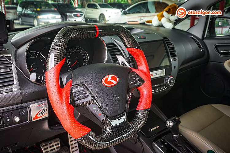 Khoang động cơ cũng trang bị thanh giằng hiệu Ultra Racing danh tiếng của Malaysia.