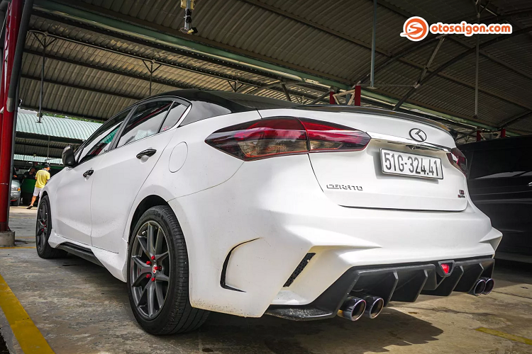 Xe trang bị bộ mâm 5 chấu kép độc đáo của hãng HRE Performance, nổi bật với các đai ốc đỏ. Được biết, đây cũng là chiếc Cerato từng xuất hiện trên các mặt báo năm 2018 khi sử dụng bộ mâm 20 inch của Lexus RX350 đời mới.