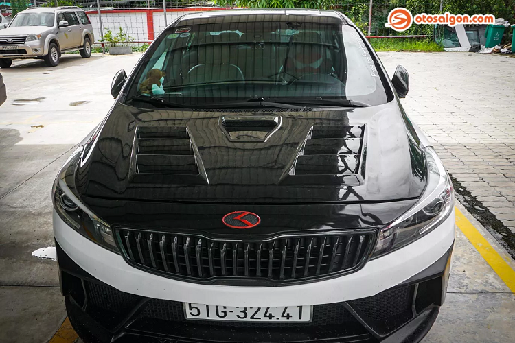 Ở phía sau, chiếc Kia Cerato bản độ này được nâng cấp với hệ thống pô on-off cấu hình 4 ống xả. Đây là hệ thống ống xả được độ lại hoàn toàn chứ không chỉ là kiểu ốp trang trí. Bộ khuếch tán sau xe càng làm tăng sự mạnh mẽ cho chiếc sedan, tích hợp ở giữa cụm đèn phanh như xe đua F1. Logo Kia của xe là logo bản quốc tế.