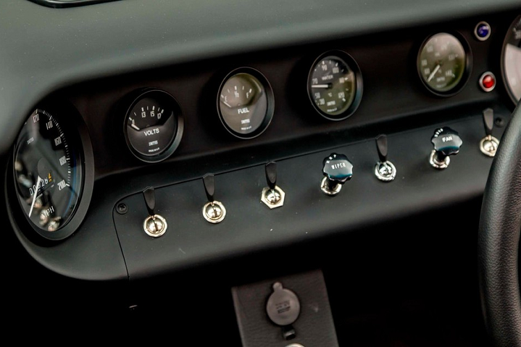 Nội thất của xe vẫn mang dáng dấp của những năm 60 của thế kỷ trước, với bảng đồng hồ taplo cổ điển, vô lăng đến từ thương hiệu Motolita cùng bộ ghế thể thao được ốp Alcantara.