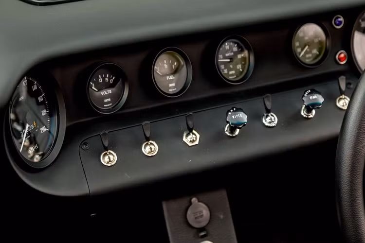 Nội thất của xe vẫn mang dáng dấp của những năm 60 của thế kỷ trước, với bảng đồng hồ taplo cổ điển, vô lăng đến từ thương hiệu Motolita cùng bộ ghế thể thao được ốp Alcantara.