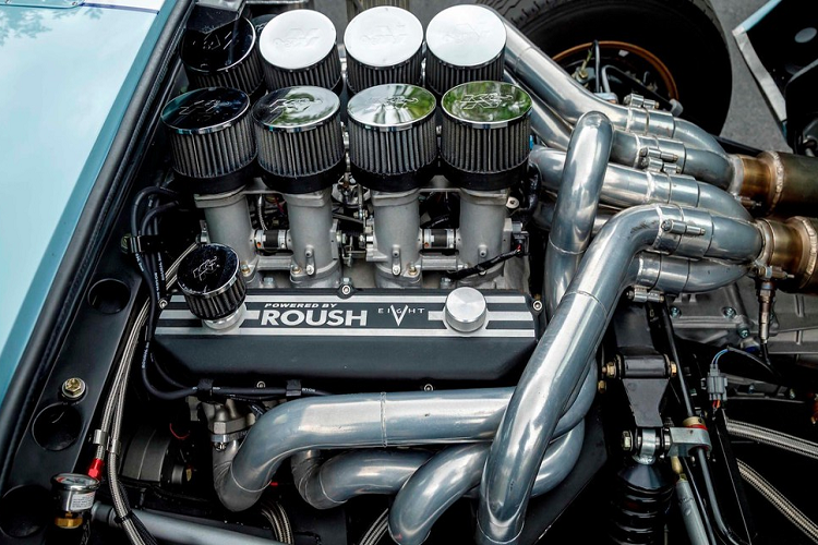 Thay thế khối động cơ nguyên bản là động cơ V8 Roush IR 427 với dung tích lên đến 8.4L, bộ lọc gió của K&amp;N và hệ thống ống xả dạng “ổ rắn”.