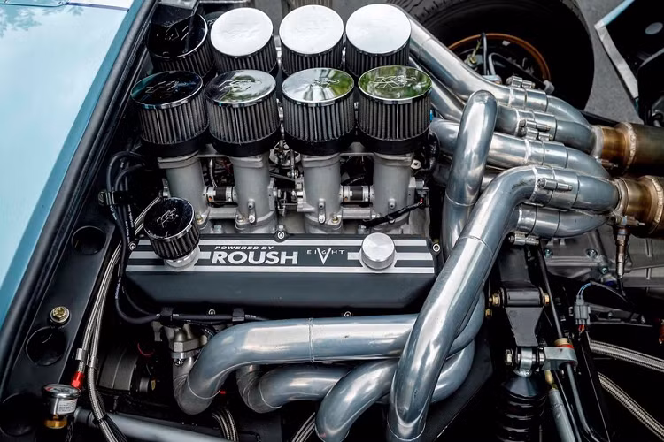 Thay thế khối động cơ nguyên bản là động cơ V8 Roush IR 427 với dung tích lên đến 8.4L, bộ lọc gió của K&amp;N và hệ thống ống xả dạng “ổ rắn”.