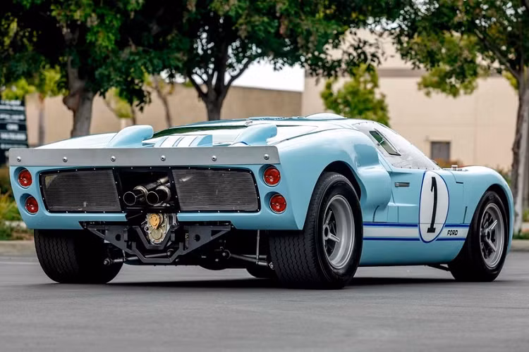 Chỉ 2 chiếc xe Ford GT40 replica được chế tạo cho bộ phim này, và được chính tài tử Christian Bale cầm lái. Vốn có kinh nghiệm thiết kế và chế tạo những mẫu xe replica, Superformance đã tạo nên 2 chiếc GT40 giống đến từng chi tiết mẫu xe mà tay đua Ken Miles từng cầm lái trong giải đua 24 Hours of Le Mans vào năm 1966.