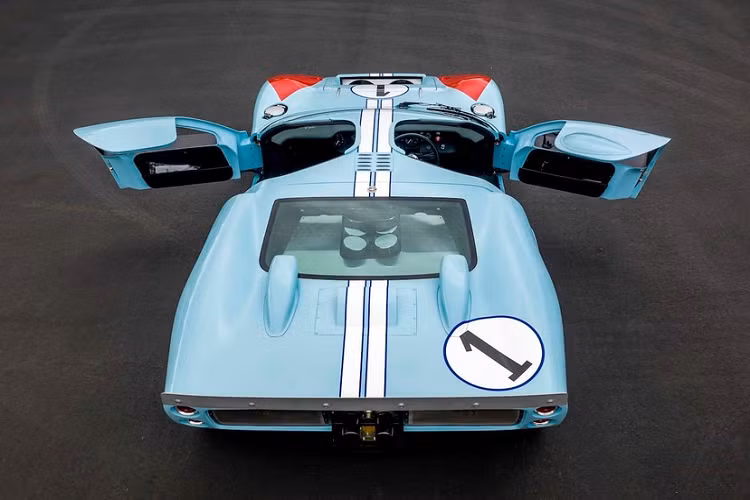 Để tăng độ thuyết phục, nhà sản xuất sử dụng chính bộ mâm Shelby American Halibrand, bên cạnh kẹp phanh hiệu suất cao của Wilwood.