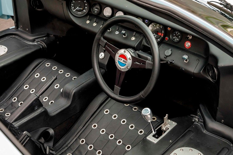 Xe có công suất lên đến 608 mã lực cùng với hộp số sàn 5 cấp. Xe cũng sử dụng hệ thống treo độc lập được độ lại ở cầu trước và sau, bổ sung thêm các thanh trợ lực.