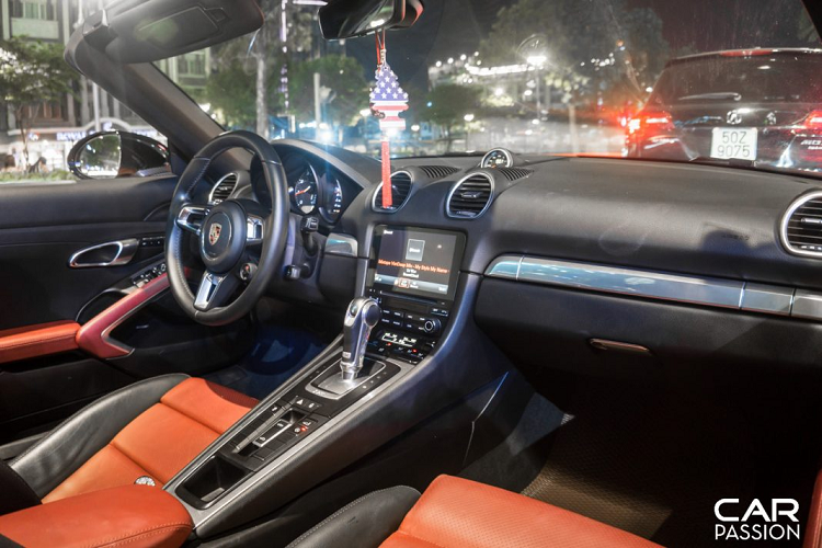 Cụ thể, lớp decal trên được lấy cảm hứng từ dàn áo của chiếc Mercedes-AMG C63S xuất hiện tại triển lãm xe độ SEMA Show 2019 được VRD Customs hợp tác thực hiện cùng nhà thiết kế Scott Skepple. Lớp áo bắt đầu từ phía bên ghế phụ, câu truyện cổ tích bắt nguồn từ đàn cá Koi vàng bơi ngược dòng hướng về thượng nguồn sông Hoàng Hà, Trung Quốc.