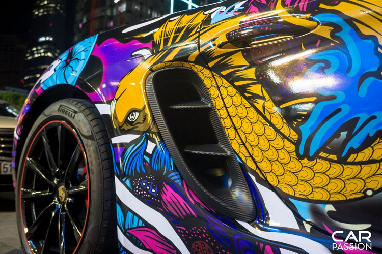 Bên phía ghế phụ là hình ảnh đàn cá Koi vàng vẫy vùng trong dòng nước chảy xiết, sau cùng được biến hóa thành Rồng vàng xuất hiện bên cửa lái. Bản nâng cấp tại Việt Nam cho Porsche 718 Boxster được chủ nhân xe biến hóa lại một số chi tiết theo sở thích, hình ảnh Rồng vàng bên cửa lái được thay thế bằng hình ảnh của chú chim phượng hoàng tung cánh.