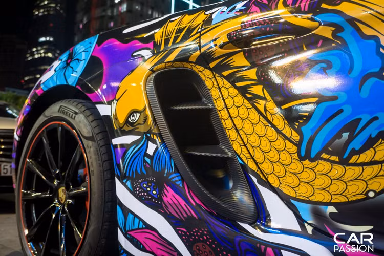 Bên phía ghế phụ là hình ảnh đàn cá Koi vàng vẫy vùng trong dòng nước chảy xiết, sau cùng được biến hóa thành Rồng vàng xuất hiện bên cửa lái. Bản nâng cấp tại Việt Nam cho Porsche 718 Boxster được chủ nhân xe biến hóa lại một số chi tiết theo sở thích, hình ảnh Rồng vàng bên cửa lái được thay thế bằng hình ảnh của chú chim phượng hoàng tung cánh.