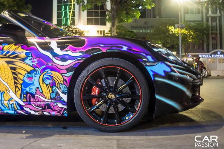 Chưa hết, trên nắp ca-pô và nắp máy phía sau xuất hiện hình ảnh những bông hoa sen trong nhiều gam màu sắc nổi bật. Hình ảnh những bông hoa sen màu đỏ, trắng, xanh dương, hồng và tím tượng trưng cho sự tinh khiết, giác ngộ và sự tái sinh.