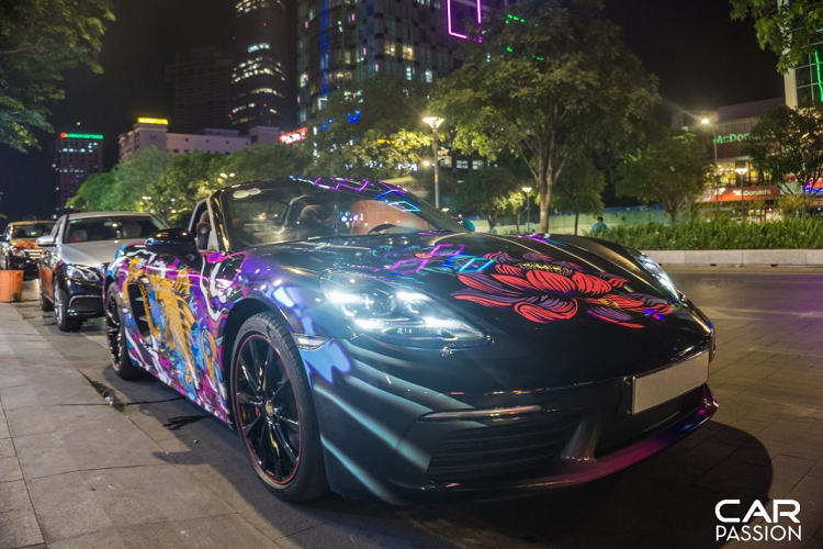 Porsche 718 Boxster mới sử dụng động cơ đối đỉnh 4 xi-lanh với tăng áp, có dung tích 2.0 lít, sản sinh công suất tối đa 300 mã lực và mô men xoắn cực đại đạt mức 380 Nm tại dải vòng tua 1.950 – 4.500 vòng/phút. So với thế hệ tiền nhiệm, 718 Boxster mới mạnh hơn 35 mã lực và 100 Nm, mang đến khả năng tăng tốc nhanh hơn cho xe.