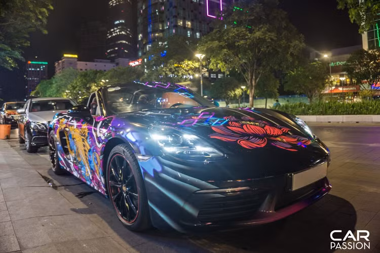 Porsche 718 Boxster mới sử dụng động cơ đối đỉnh 4 xi-lanh với tăng áp, có dung tích 2.0 lít, sản sinh công suất tối đa 300 mã lực và mô men xoắn cực đại đạt mức 380 Nm tại dải vòng tua 1.950 – 4.500 vòng/phút. So với thế hệ tiền nhiệm, 718 Boxster mới mạnh hơn 35 mã lực và 100 Nm, mang đến khả năng tăng tốc nhanh hơn cho xe.