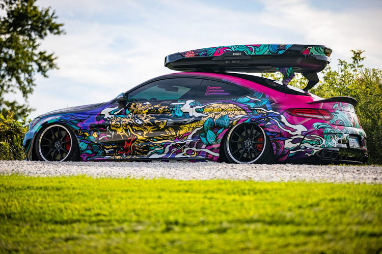 Theo chia sẻ từ chủ nhân, lớp decal độc đáo này đã ngốn gần 50 triệu Đồng để thực hiện, lớp keo dán thuộc thương hiệu 3M đảm bảo các chi tiết in trên bề mặt không bị giảm độ phân giải, đồng thời bảo vệ lớp sơn ngoại thất khỏi những tác động xấu từ môi trường.