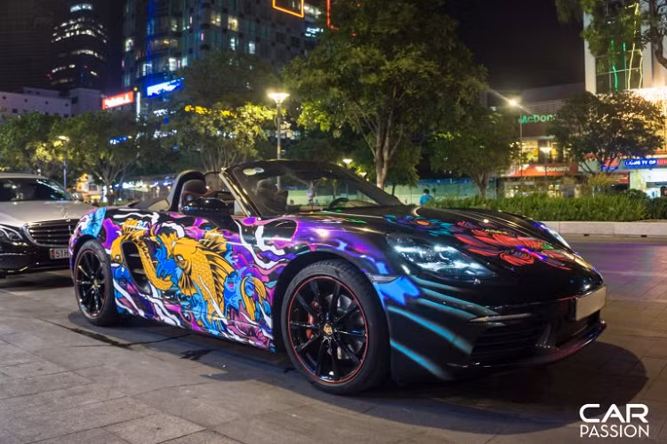 Những chiếc xe thể thao Porsche luôn chiếm được tình cảm lớn từ khách hàng Việt nhờ phong cách thiết kế cũng như hiệu năng của thương hiệu này. Từ những chiếc 911 mang tính biểu tượng hay các mẫu xe thể thao như 718 Cayman và Boxster, đồng thời sắp tới là mẫu xe điện Taycan cùng nhau củng cố vị trí của Porsche trên bản đồ xe Việt.