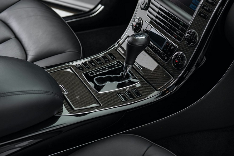 Nằm bên dưới nắp capô của chiếc Maybach 57S độ Brabus là khối động cơ xăng V12, tăng áp kép với dung tích xi-lanh đã được tăng từ 6.0 lít lên 6,3 lít. Nhờ đó, động cơ tạo ra công suất tối đa 720 mã lực và mô-men xoắn cực đại 1.320 Nm tại tua máy 1.750 vòng/phút. Tuy nhiên, mô-men xoắn của xe đã bị giới hạn ở mức 1.100 Nm để đảm bảo cấu trúc nguyên vẹn của hộp số.