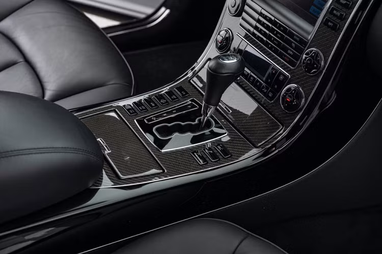 Nằm bên dưới nắp capô của chiếc Maybach 57S độ Brabus là khối động cơ xăng V12, tăng áp kép với dung tích xi-lanh đã được tăng từ 6.0 lít lên 6,3 lít. Nhờ đó, động cơ tạo ra công suất tối đa 720 mã lực và mô-men xoắn cực đại 1.320 Nm tại tua máy 1.750 vòng/phút. Tuy nhiên, mô-men xoắn của xe đã bị giới hạn ở mức 1.100 Nm để đảm bảo cấu trúc nguyên vẹn của hộp số.