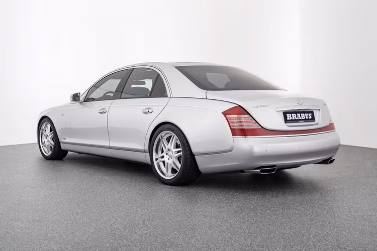 Chiếc Maybach 57S này thuộc đời 2006 nhưng đặc biệt hơn vì đã được thương hiệu độ Brabus đình đám cải tiến. Được biết, chiếc Maybach 57S độ Brabus này mới chạy hết quãng đường 14.800 km nên vẫn còn khá mới. Do đó, hãng Brabus tự tin đến mức rao bán Maybach 57S với giá lên tới 199.900 Euro (khoảng 223.175 USD hay 5,1 tỷ đồng).
