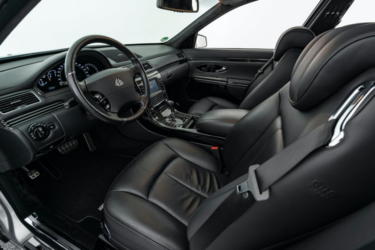 Bên trong chiếc Maybach 57S độ Brabus là đồng hồ công-tơ-mét mới với mức tối đa 320 km/h...