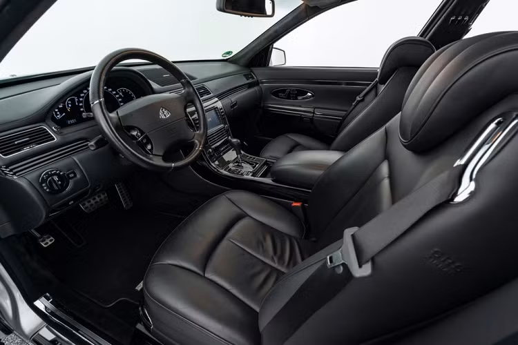 Bên trong chiếc Maybach 57S độ Brabus là đồng hồ công-tơ-mét mới với mức tối đa 320 km/h...