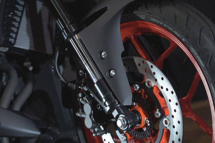 Hệ thống phanh đĩa cùng ABS kênh đôi cho cả bánh trước và sau. Giá xe Yamaha MT-03 2021 từ 121 triệu đồng tại thị trường Thái Lan. Dự tính khi về Việt nam vào năm 2021, giá bán của MT-03 sẽ không thay đổi nhiều so với thế hệ hiện tại.