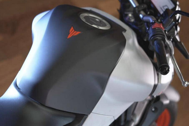 Ngoài ra, bình xăng cũng được làm lại để giúp đầu gối ôm bình xăng gọn hơn, tạo tư thế lái thoải mái cho người sử dụng