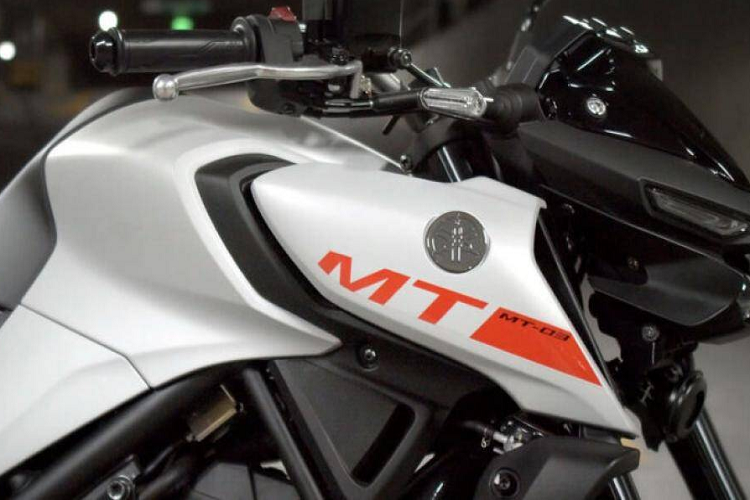 Bên cạnh sự thay đổi về thiết kế thì MT-03 2021 cũng là thế hệ đầu tiên của dòng xe này được trang bị phuộc lộn ngược