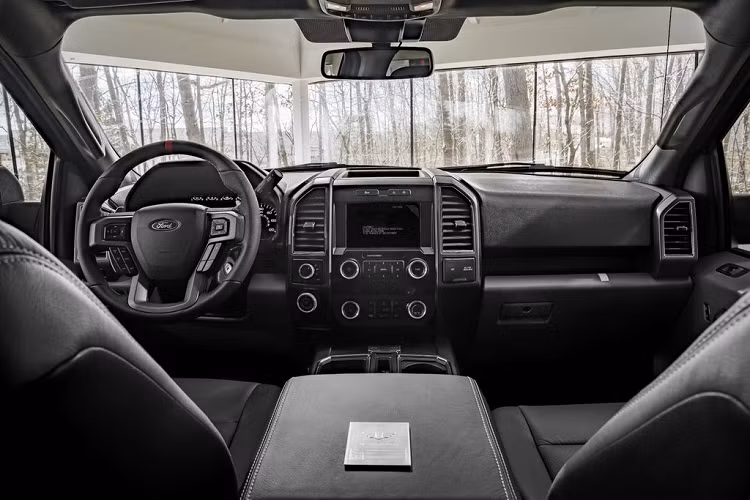 Điều này khiến chiếc F-150 của MSA rộng hơn 178 mm so với người anh em Raptor và cao ngang bằng mẫu bán tải hạng nặng F-250. Chưa hết, nhà độ đến từ Michigan này còn mang tới Gói giảm xóc Fox 3.0 F-150 Long Travel Performance với các lò xò tùy chỉnh, ống giảm chấn với đường kính 76 mm và khả năng điều chỉnh từ xa, các dây ống 10AN và lò xo Eibach cho cả hệ thống treo trước và sau.