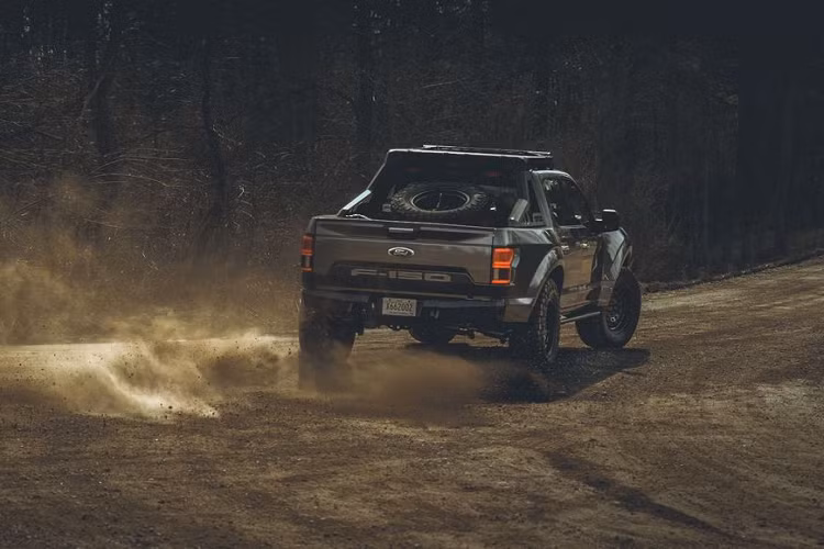 Về giá xe Ford F-150 của MSA bán ra từ 85.000 USD (khoảng 2 tỷ đồng), đã bao gồm giá trị chiếc xe ban đầu. Mặc dù sở hữu khối động cơ V8 5.0 lít nhưng mức này vẫn cao hơn khá nhiều so với chiếc F-150 Raptor SuperCrew 2020 được Ford phân phối chính hãng tại thị trường Mỹ với giá chỉ 58.135 USD (gần 1,4 tỷ đồng).