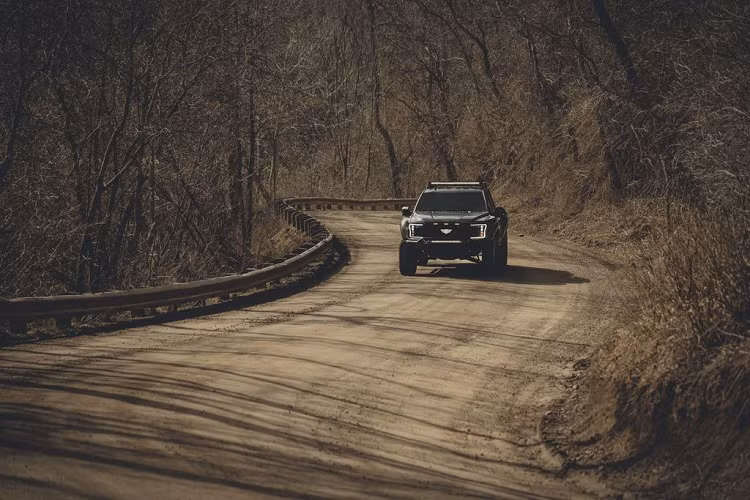 Tuy nhiên theo những gì nhà độ Mil-Spec Automotive khẳng định, phiên bản mà họ làm ra có thông số và trang bị ngang bằng một chiếc bán tải 150.000 USD (khoảng 3,5 tỷ đồng).