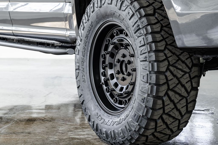 Nếu cảm thấy chưa đủ, khách hàng có thể mua thêm Gói ngoại thất Baja với giá 8600 USD (hơn 200 triệu VNĐ), bao gồm bộ giá đỡ nóc của Baja, một giá treo lốp địa hình và một thanh đèn LED dài 990 mm. Ngoài ra, bộ cản trước và sau trên gói trang bị này sẽ được gia cố bằng vật liệu thép đặc biệt, hoàn thiện bởi lớn sơn tĩnh điện màu đen satin.