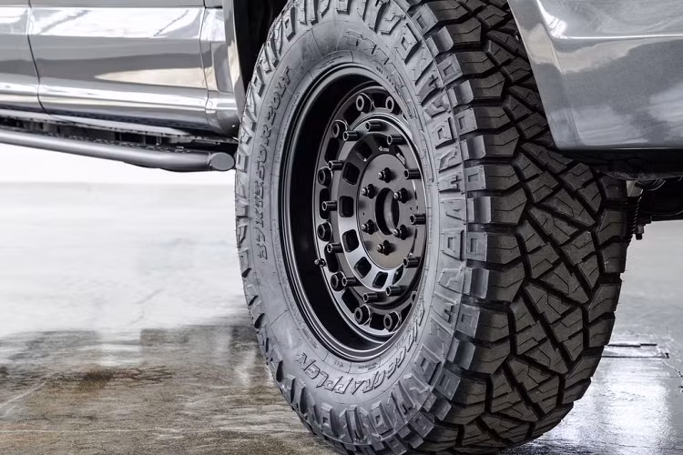 Nếu cảm thấy chưa đủ, khách hàng có thể mua thêm Gói ngoại thất Baja với giá 8600 USD (hơn 200 triệu VNĐ), bao gồm bộ giá đỡ nóc của Baja, một giá treo lốp địa hình và một thanh đèn LED dài 990 mm. Ngoài ra, bộ cản trước và sau trên gói trang bị này sẽ được gia cố bằng vật liệu thép đặc biệt, hoàn thiện bởi lớn sơn tĩnh điện màu đen satin.