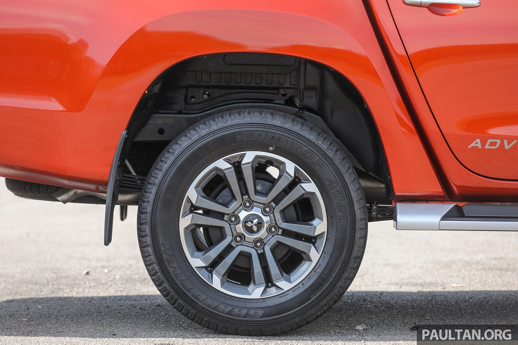 Hệ thống đèn chiếu sáng dạng bi-LED kèm dải đèn chạy ban ngày LED. Mâm xe có kích thước 18 inch.