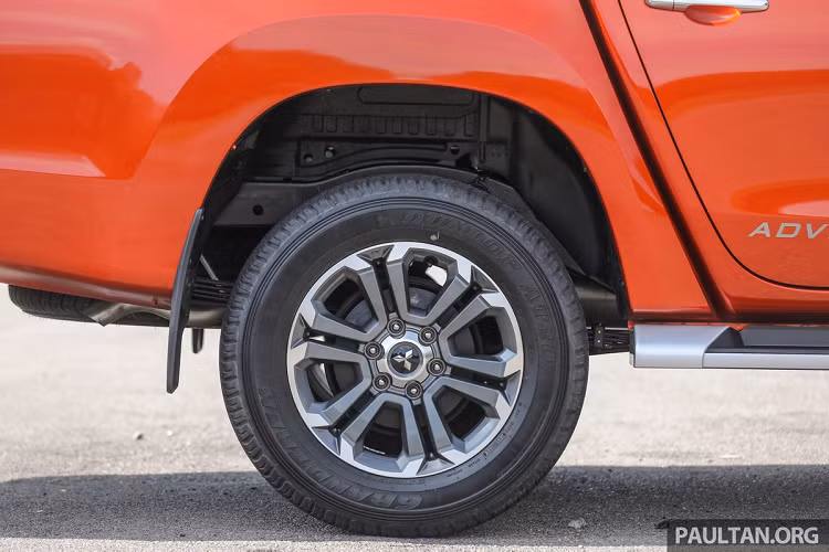 Hệ thống đèn chiếu sáng dạng bi-LED kèm dải đèn chạy ban ngày LED. Mâm xe có kích thước 18 inch.